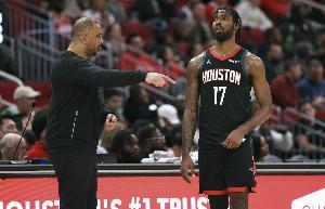 解说：湖人的篮板抢得极为凶猛 火箭投出40中14的三分 错位的比赛