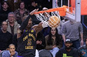 打得足够好！艾顿14中9高效砍下18分17板2帽 10前场板