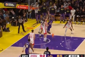 太难了！詹姆斯强攻篮下迎着申京打进两分保留希望