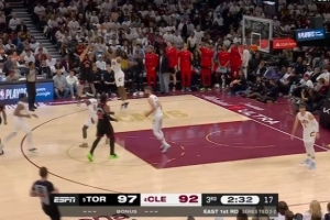 迅速回暖！巴恩斯血帽米切尔 马穆追击三分一箭穿心