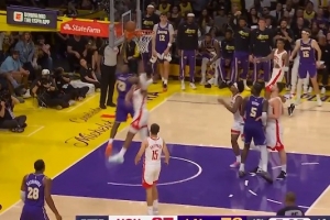 掩护很扎实！艾顿稳稳挡住防守 詹姆斯中路突击上篮得手打停火箭