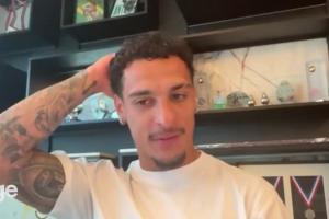 安东尼：C罗在桑拿房展示身材问我像不像23岁，我当时都有些惭愧