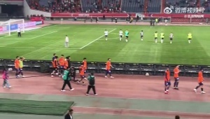 1-1战平西海岸！赛后谢场时，有泰山球迷在看台高喊“韩鹏下课”