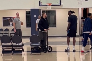 行动不便也要支持队友！迪文岑佐今天现身球队赛前投篮训练