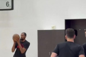 备战G2赛前定是否出！火箭官方更新今日训练照：杜兰特投篮训练