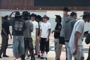 身体怪vs技术流！迈克·布鲁斯vs C4 海外街球硬核单挑！