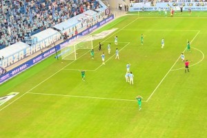 圆月弯刀！实拍：深圳球迷小姐姐目睹张稀哲绝杀后抱头遗憾