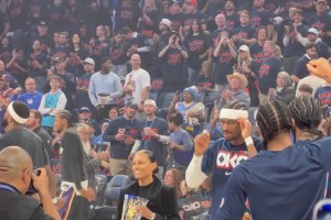 亚历山大从女主持人手中接过年度最佳关键球员奖杯，队友在旁起哄