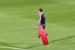 对手球迷冲C罗狂喊梅西，C罗做噤声手势但招致更大声回应