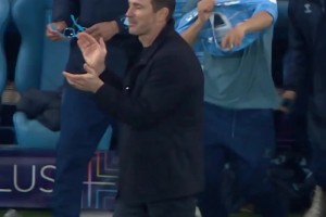 势不可挡！考文垂提前两轮问鼎英冠，主帅兰帕德与全队共庆夺冠