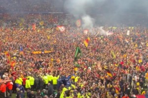 太壮观了！朗斯打进法国杯决赛，球迷疯狂冲场庆祝