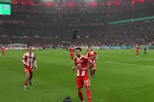 一切都在走向一个美好的结局！拜仁球员庆祝重返德国杯决赛！