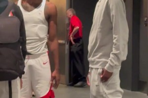 互相认识？赛后伊森和状元大热AJ·迪班萨聊起了天~