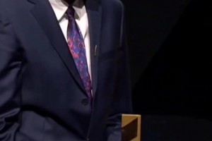 暂停期间球迷展示老詹球衣 资深球迷 期待最后时刻...