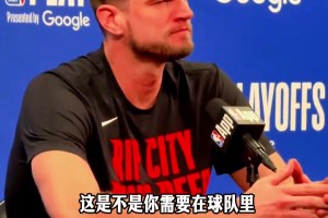 布朗尼这腹肌清晰可见！詹姆斯赛前站在场边看着布朗尼热身