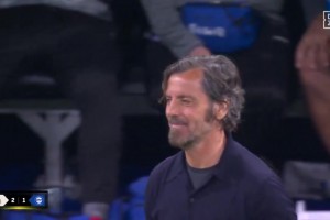 比赛结束后，姆巴佩将自己的球衣送给了阿拉维斯主帅弗洛雷斯