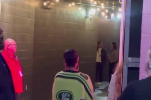 篮球比赛女生压哨超远三分进球，当事人：够吹一辈子咯...