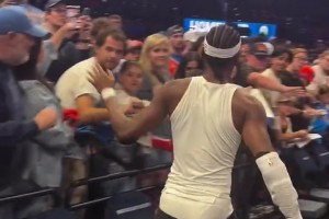 对你来说算小奖项！亚历山大赛前领取年度最佳关键球员奖杯