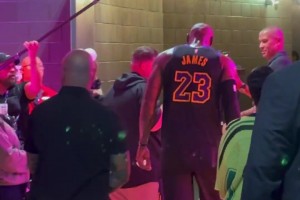 2-0开局詹姆斯赛后与家人一起互动~庆祝G2胜利~