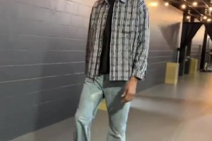 湖人火箭G2杜兰特带伤复出！牛仔裤灰衬衫黑色帽气质独一档