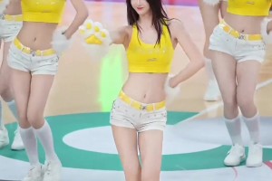 77 的进攻能力有多强？进攻能力强到可以让詹姆斯让出球权！