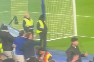 实拍：在队友们返回更衣室后恩佐独自一人留下来，看着切尔西球迷