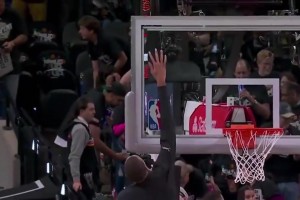 还有谁能做到？文班亚马尝试摸篮板上沿，但是还差一点！